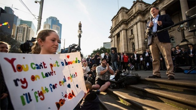 Free vote rally hears Shorten will drop same-sex marriage bill if Liberals offer their own